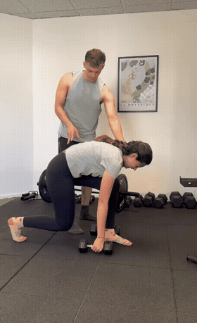 Matúš pri vedení klientky v Areté Gym — krátka animovaná ukážka osobného tréningu